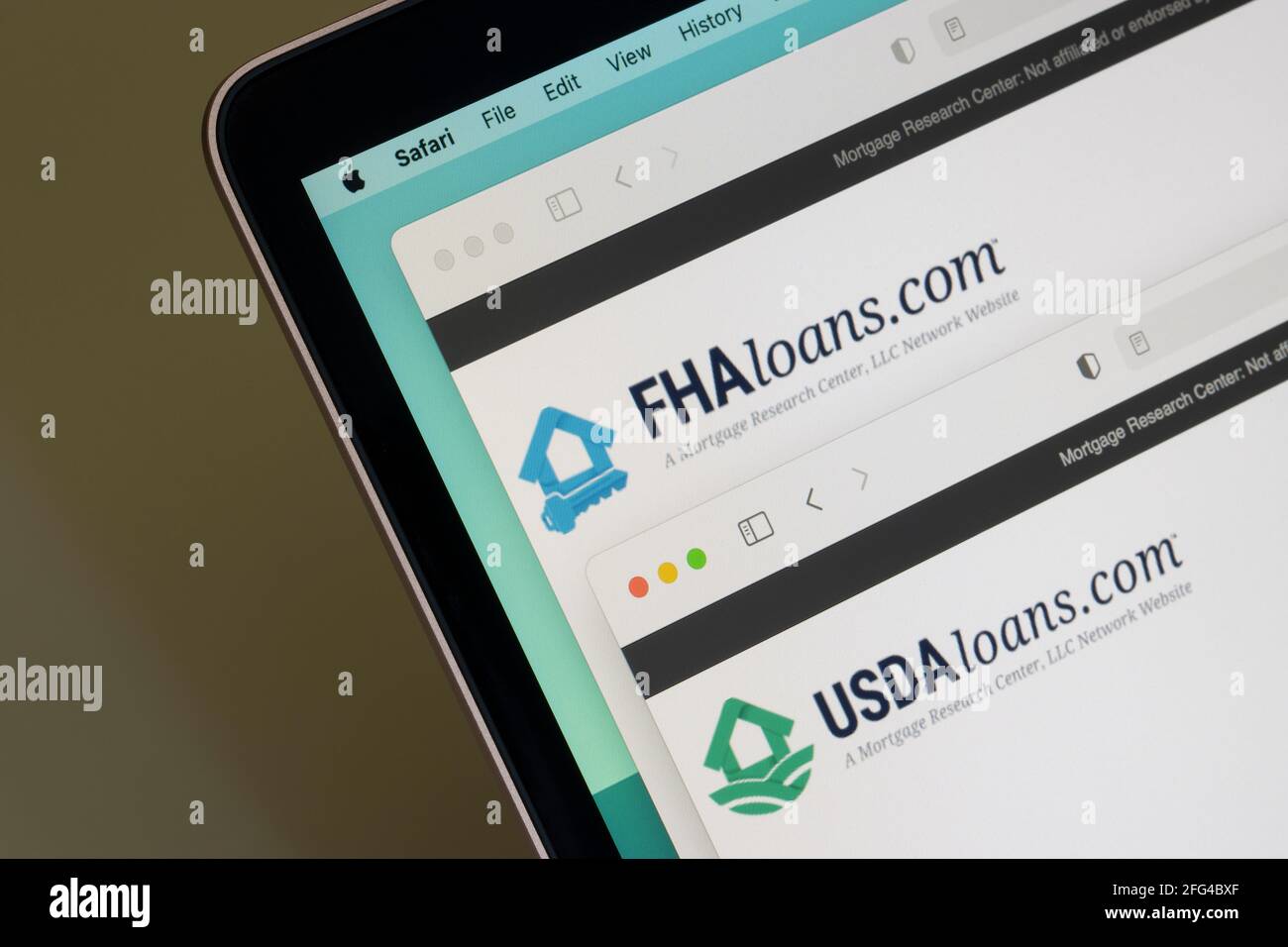 Primo piano delle home page dei siti Web del prestito FHA e del prestito USDA visti su un computer portatile. Foto Stock