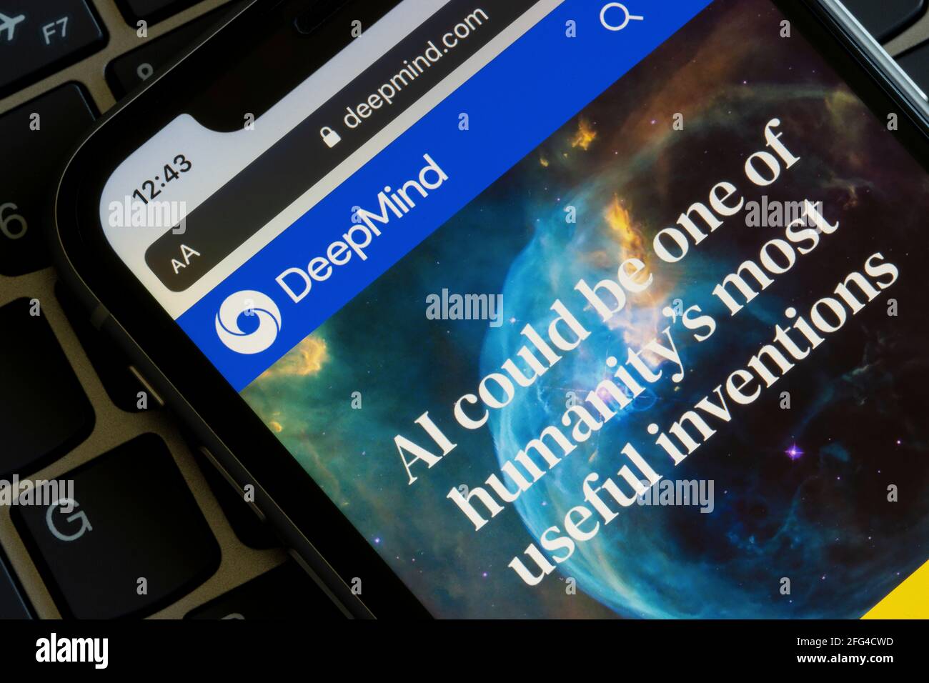 La homepage di DeepMind è visibile su un iPhone. DeepMind Technologies è la filiale ai di Alphabet Inc. E laboratorio di ricerca. Foto Stock