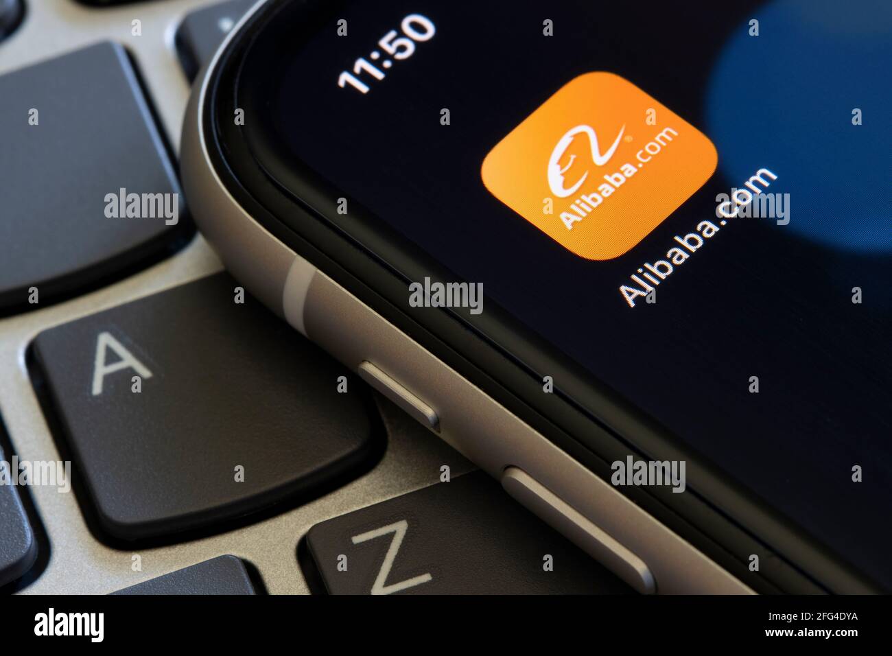 L'icona dell'app Alibaba.com viene visualizzata su un iPhone. Alibaba Group Holding Limited è una società tecnologica cinese specializzata in e-commerce, vendita al dettaglio e Internet. Foto Stock