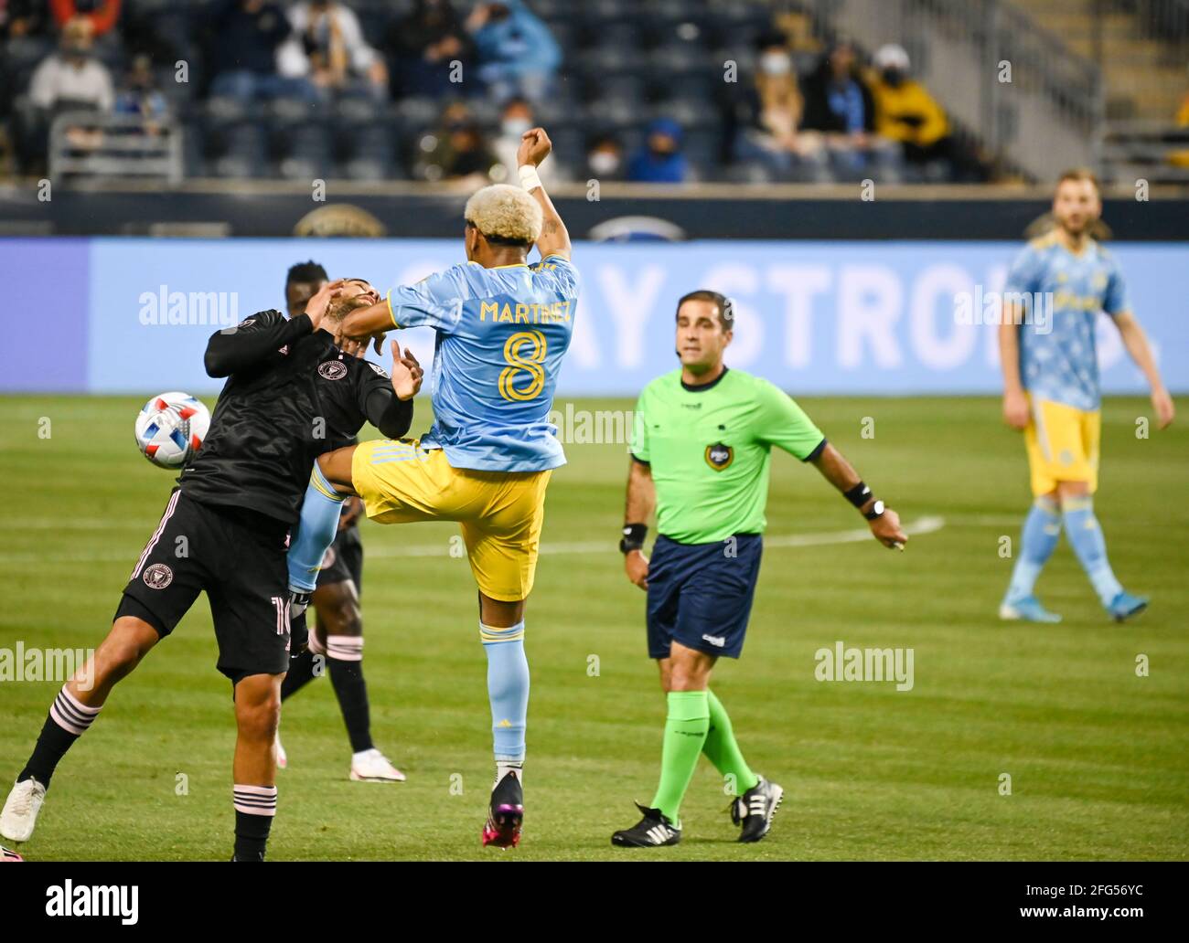 Chester, Pennsylvania, Stati Uniti. 24 Apr 2021. 24 aprile 2021, Chester PA- MLS-2021 giocatore di Philadelphia Union, JOSE MARTINEZ (8) combatte per la palla contro il giocatore di Inter Miami, RODOLFO PIZARRO (10) il apripista domestico di Philadelphia Union a Subaru Park a Chester PA Credit: Ricky Fitchett/ZUMA Wire/Alamy Live News Foto Stock