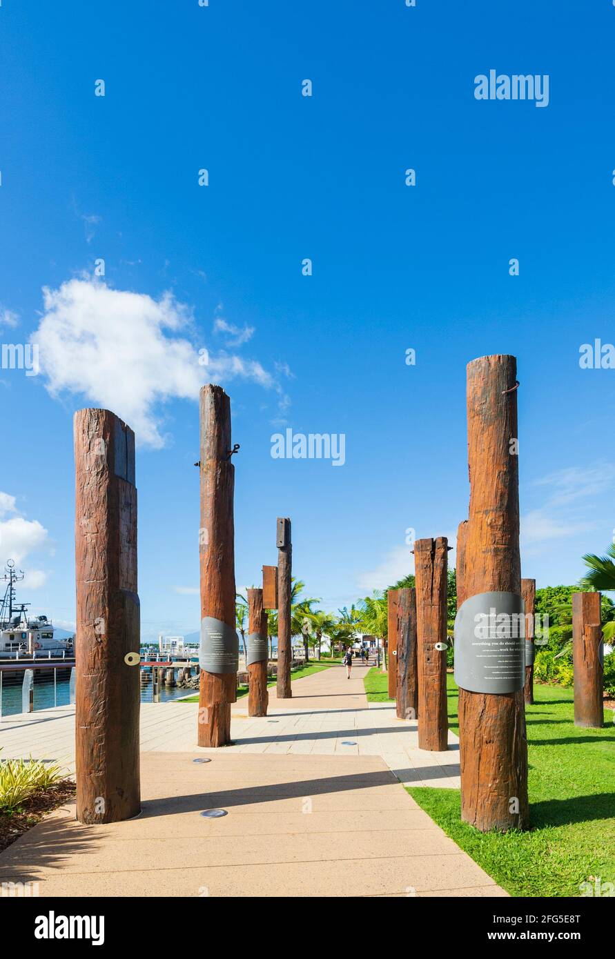 Vista verticale di un impianto di arte pubblica di una fila di totem su Marlin Wharf, Cairns, far North Queensland, FNQ, QLD, Australia Foto Stock