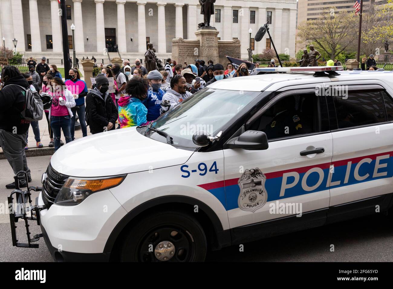 Columbus, Stati Uniti. 24 Apr 2021. I incrociatori della polizia di Columbus in tutto l'Ohio Statehouse interagiscono con gli attivisti della materia Black Lives durante la dimostrazione.Black Lives gli attivisti della materia si sono riuniti davanti allo state House Ohio per protestare contro l'uccisione di polizia di un Ma'Khia Bryant di 16 anni questo martedì scorso a Columbus, Ohio. La protesta è stata chiamata "Mostra i TUOI CROS per Ma'Khia Bryant!" Perché Bryant è stato sparato e ucciso mentre indossava le scarpe Croci. Credit: SOPA Images Limited/Alamy Live News Foto Stock