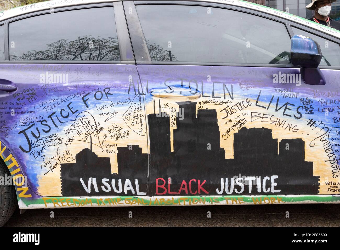 Columbus, Stati Uniti. 24 Apr 2021. Auto con Black Lives gli slogan della materia scritti e dipinti su di esso visti durante la manifestazione.Black Lives gli attivisti della materia si sono riuniti di fronte alla Ohio Statehouse per protestare contro l'uccisione della polizia di un 16 anni Ma'Khia Bryant questo martedì scorso a Columbus, Ohio. La protesta è stata chiamata "Mostra i TUOI CROS per Ma'Khia Bryant!" Perché Bryant è stato sparato e ucciso mentre indossava le scarpe Croci. Credit: SOPA Images Limited/Alamy Live News Foto Stock