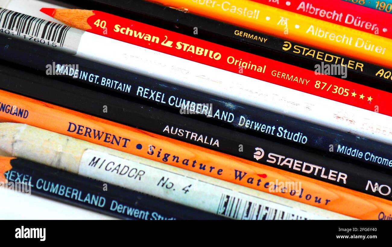 Alcuni nomi famosi nelle matite d'arte: Matite da colorare allineate nel vassoio dell'artista Foto Stock