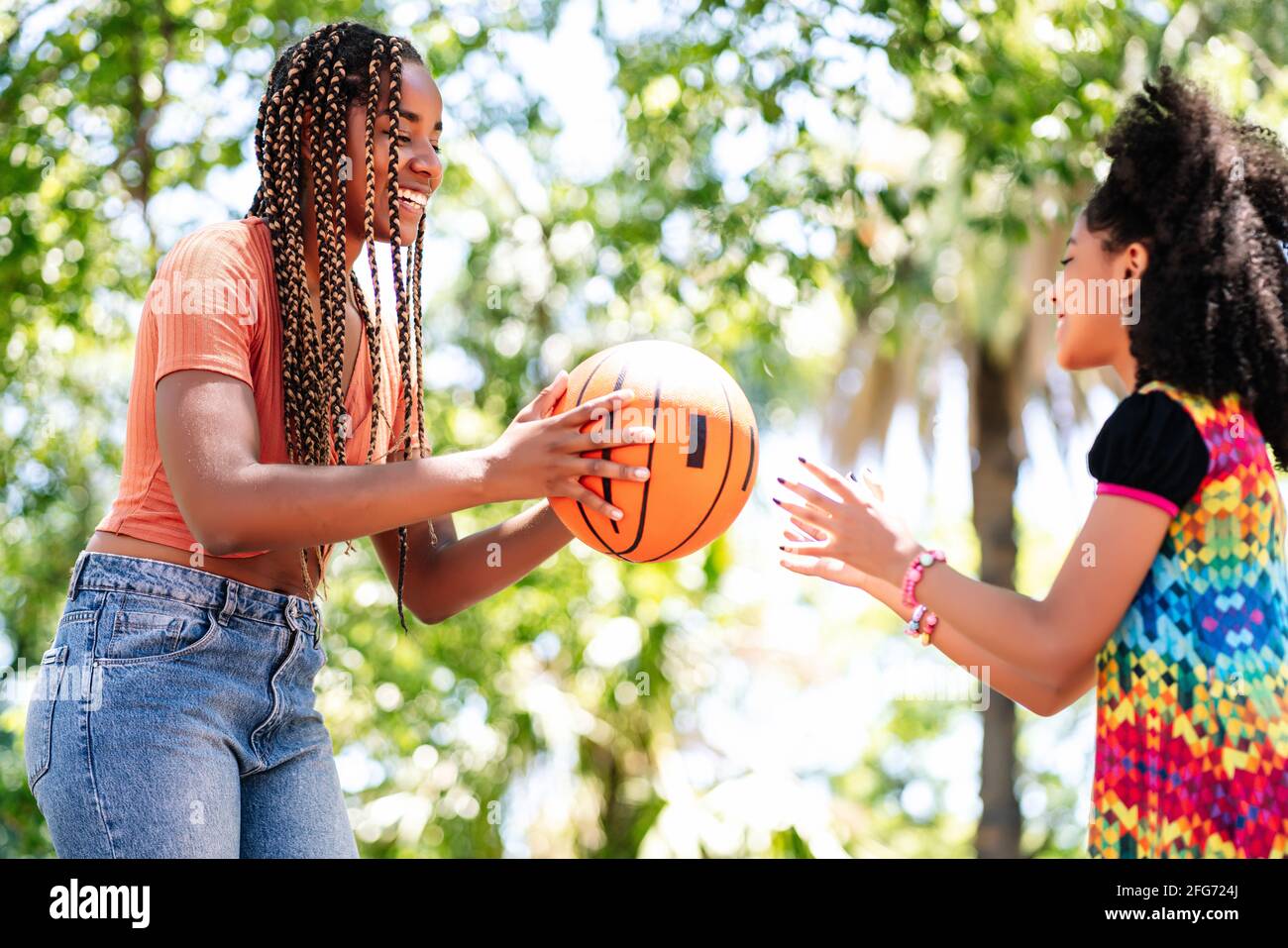 Madre e figlia giocano a basket al parco. Foto Stock
