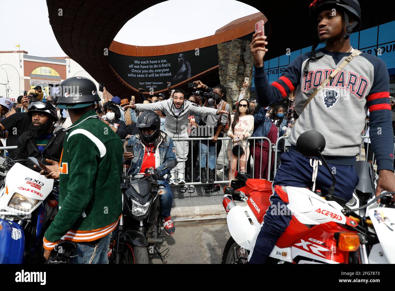 New York, Stati Uniti. 24 Apr 2021. La gente si riunisce per rendere omaggio al rapper DMX al Barclays Center il 24 aprile 2021 nel quartiere di Brooklyn di New York City. Earl Simmons sapere dal suo nome di scena come DMX è stato molto apprezzato nel settore musicale avendo avuto cinque album numero uno di fila su Billboard 200. Il 9 aprile 2021 è stato pronunciato morto dopo aver sofferto di molteplici errori d'organo. (Foto di John Lamparsk/Sipa USA) Credit: Sipa USA/Alamy Live News Foto Stock