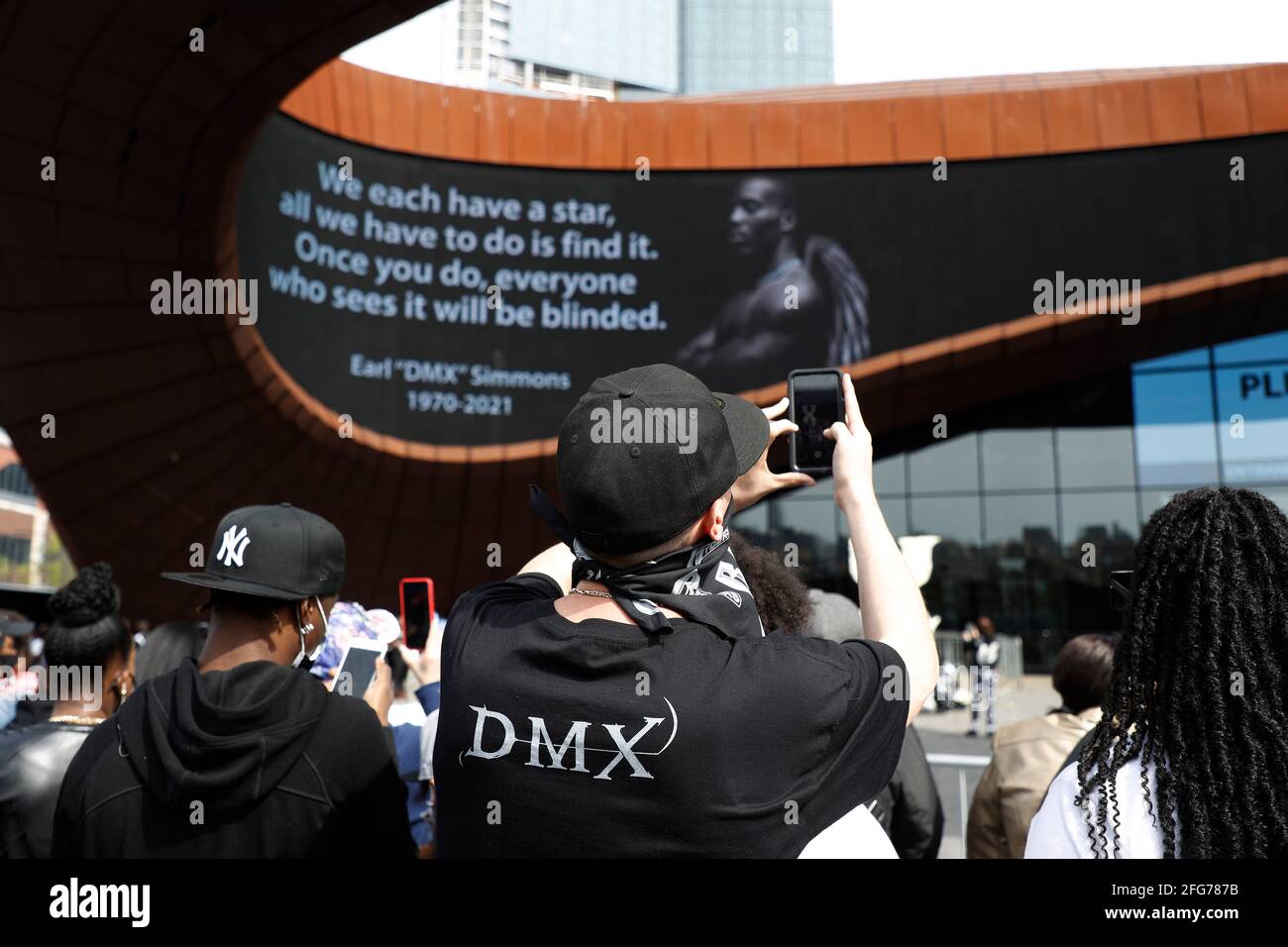 New York, Stati Uniti. 24 Apr 2021. La gente si riunisce per rendere omaggio al rapper DMX al Barclays Center il 24 aprile 2021 nel quartiere di Brooklyn di New York City. Earl Simmons sapere dal suo nome di scena come DMX è stato molto apprezzato nel settore musicale avendo avuto cinque album numero uno di fila su Billboard 200. Il 9 aprile 2021 è stato pronunciato morto dopo aver sofferto di molteplici errori d'organo. (Foto di John Lamparsk/Sipa USA) Credit: Sipa USA/Alamy Live News Foto Stock