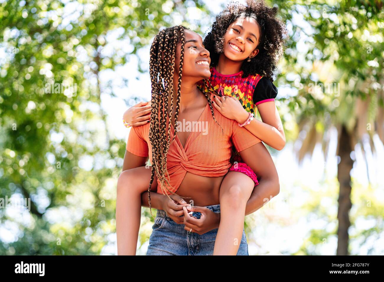 Madre e figlia si godono una giornata al parco. Foto Stock