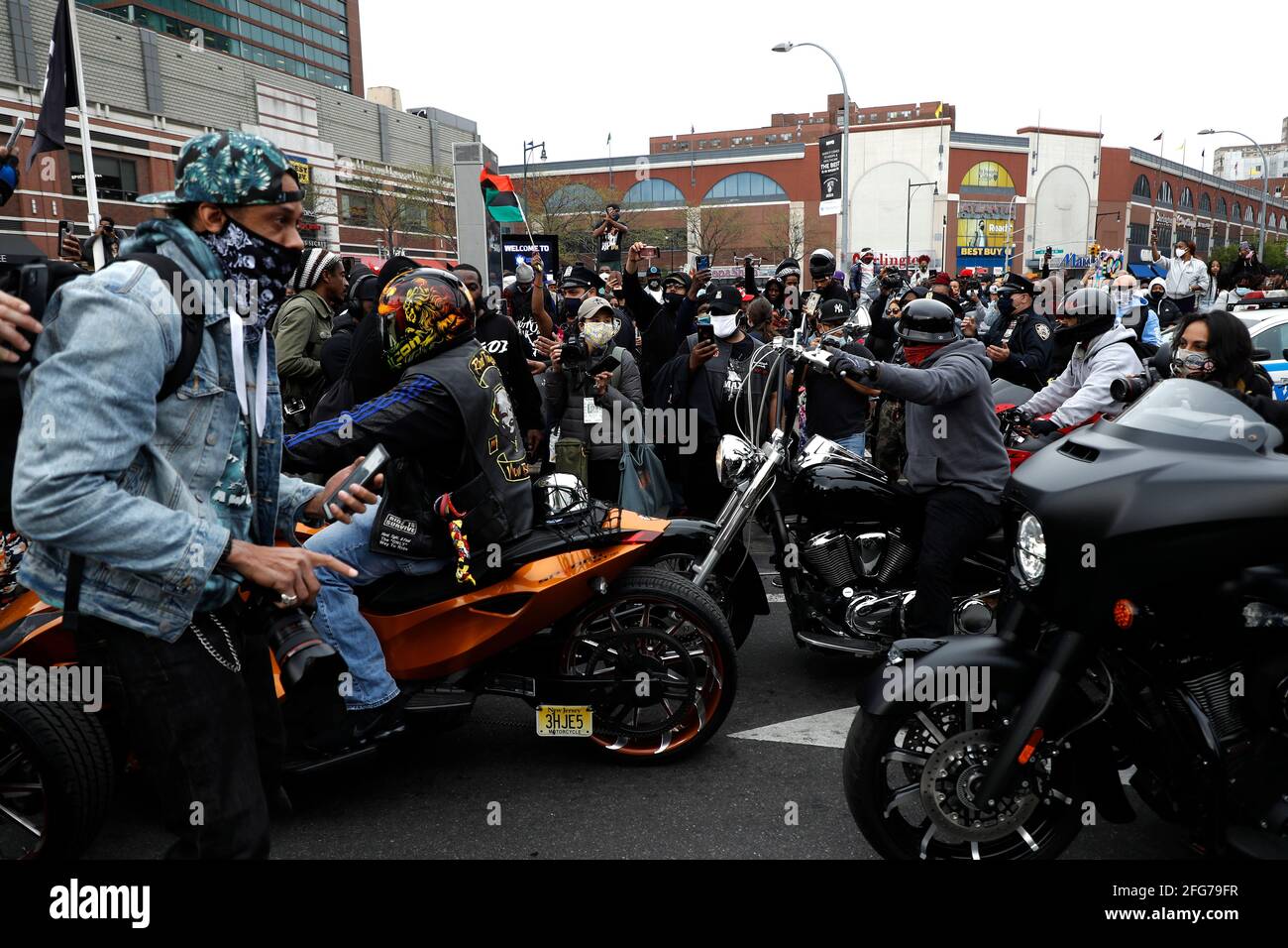 New York, Stati Uniti. 24 Apr 2021. La gente si riunisce per rendere omaggio al rapper DMX al Barclays Center il 24 aprile 2021 nel quartiere di Brooklyn di New York City. Earl Simmons sapere dal suo nome di scena come DMX è stato molto apprezzato nel settore musicale avendo avuto cinque album numero uno di fila su Billboard 200. Il 9 aprile 2021 è stato pronunciato morto dopo aver sofferto di molteplici errori d'organo. (Foto di John Lamparsk/Sipa USA) Credit: Sipa USA/Alamy Live News Foto Stock