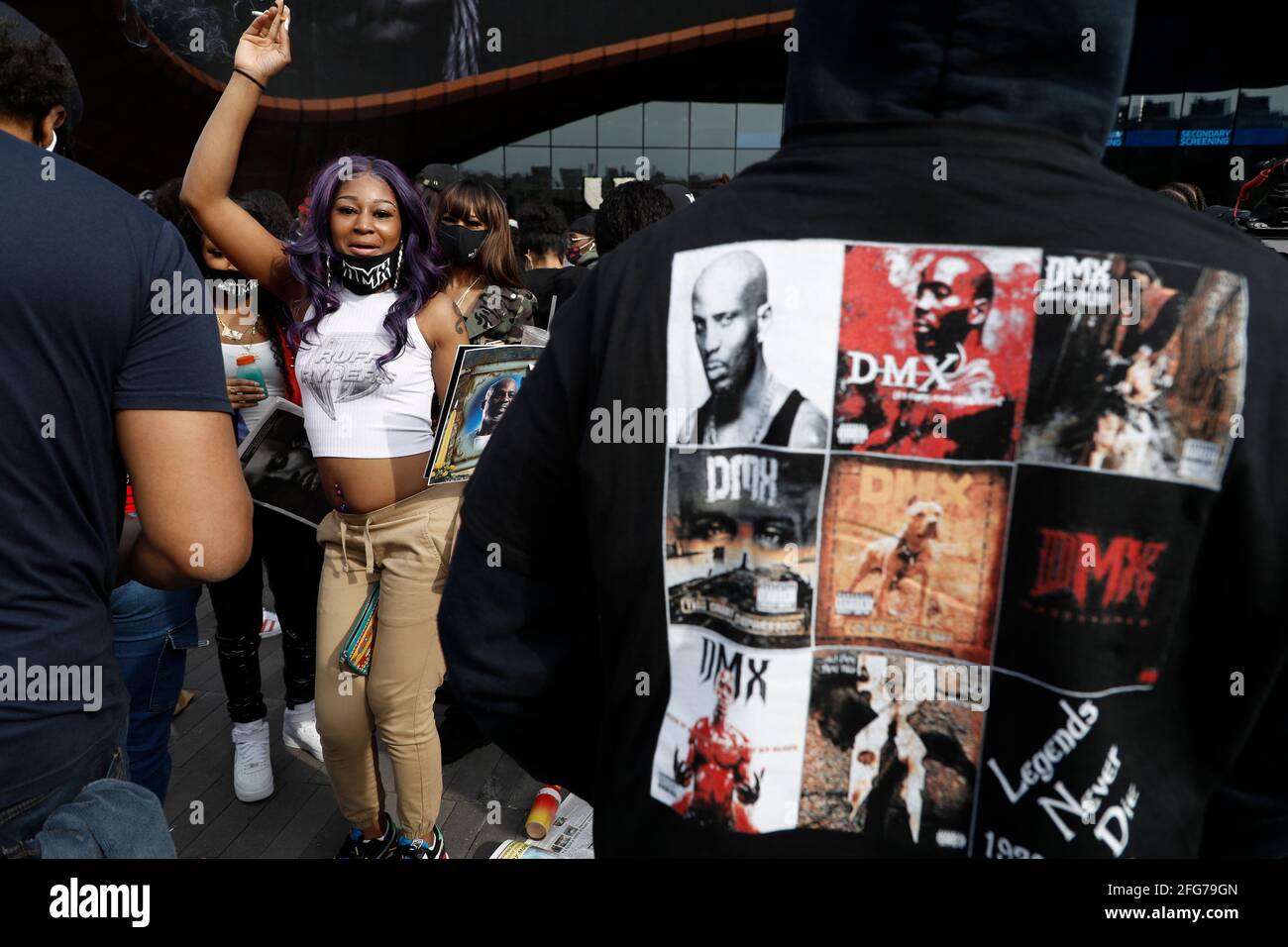 New York, Stati Uniti. 24 Apr 2021. La gente si riunisce per rendere omaggio al rapper DMX al Barclays Center il 24 aprile 2021 nel quartiere di Brooklyn di New York City. Earl Simmons sapere dal suo nome di scena come DMX è stato molto apprezzato nel settore musicale avendo avuto cinque album numero uno di fila su Billboard 200. Il 9 aprile 2021 è stato pronunciato morto dopo aver sofferto di molteplici errori d'organo. (Foto di John Lamparsk/Sipa USA) Credit: Sipa USA/Alamy Live News Foto Stock