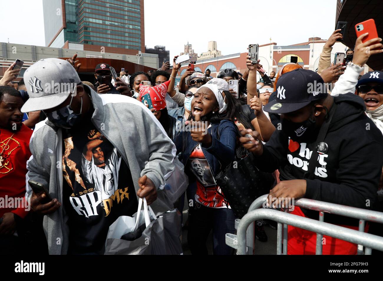 New York, Stati Uniti. 24 Apr 2021. La gente si riunisce per rendere omaggio al rapper DMX al Barclays Center il 24 aprile 2021 nel quartiere di Brooklyn di New York City. Earl Simmons sapere dal suo nome di scena come DMX è stato molto apprezzato nel settore musicale avendo avuto cinque album numero uno di fila su Billboard 200. Il 9 aprile 2021 è stato pronunciato morto dopo aver sofferto di molteplici errori d'organo. (Foto di John Lamparsk/Sipa USA) Credit: Sipa USA/Alamy Live News Foto Stock