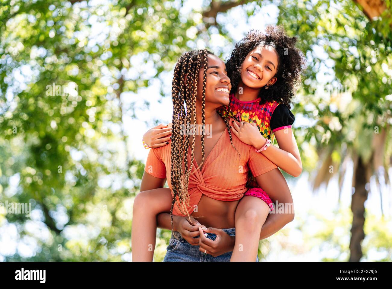 Madre e figlia si godono una giornata al parco. Foto Stock