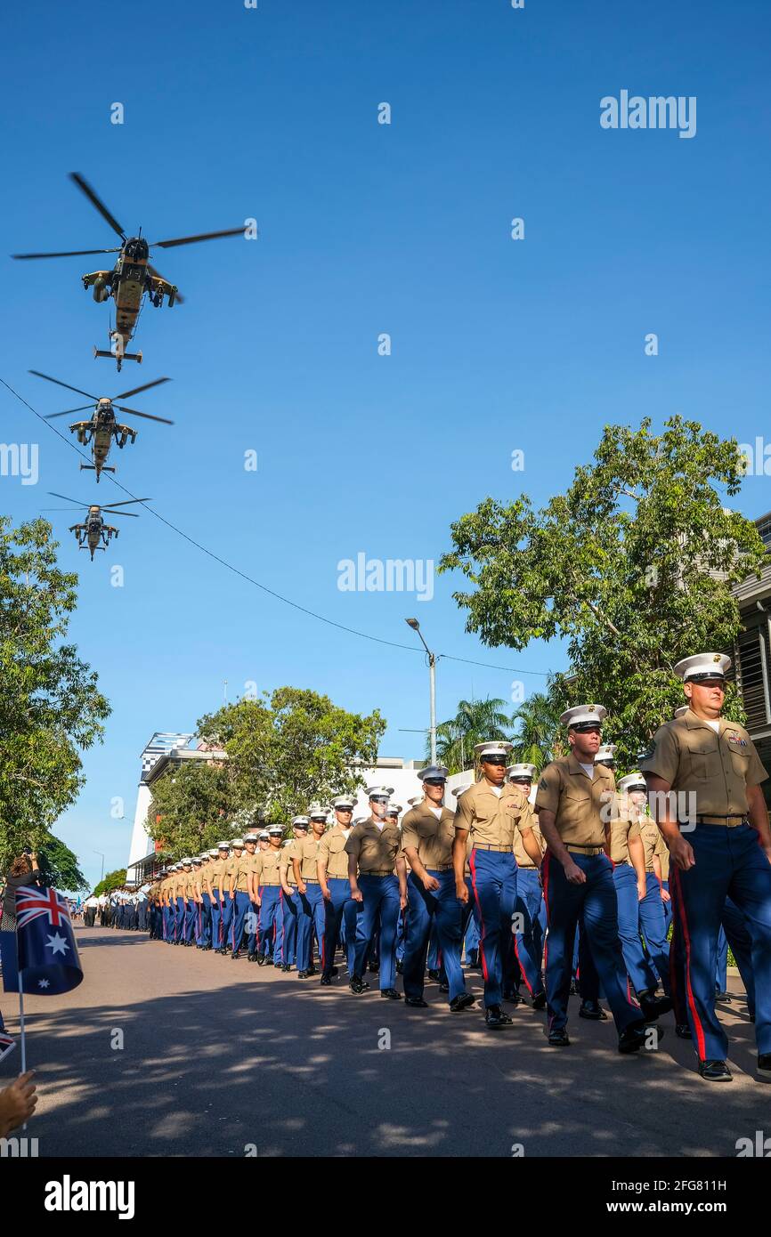 Esercito DEGLI STATI UNITI che marciano nella parata di giorno di Anzac 2021 a Darwin, territorio del Nord, Australia Foto Stock