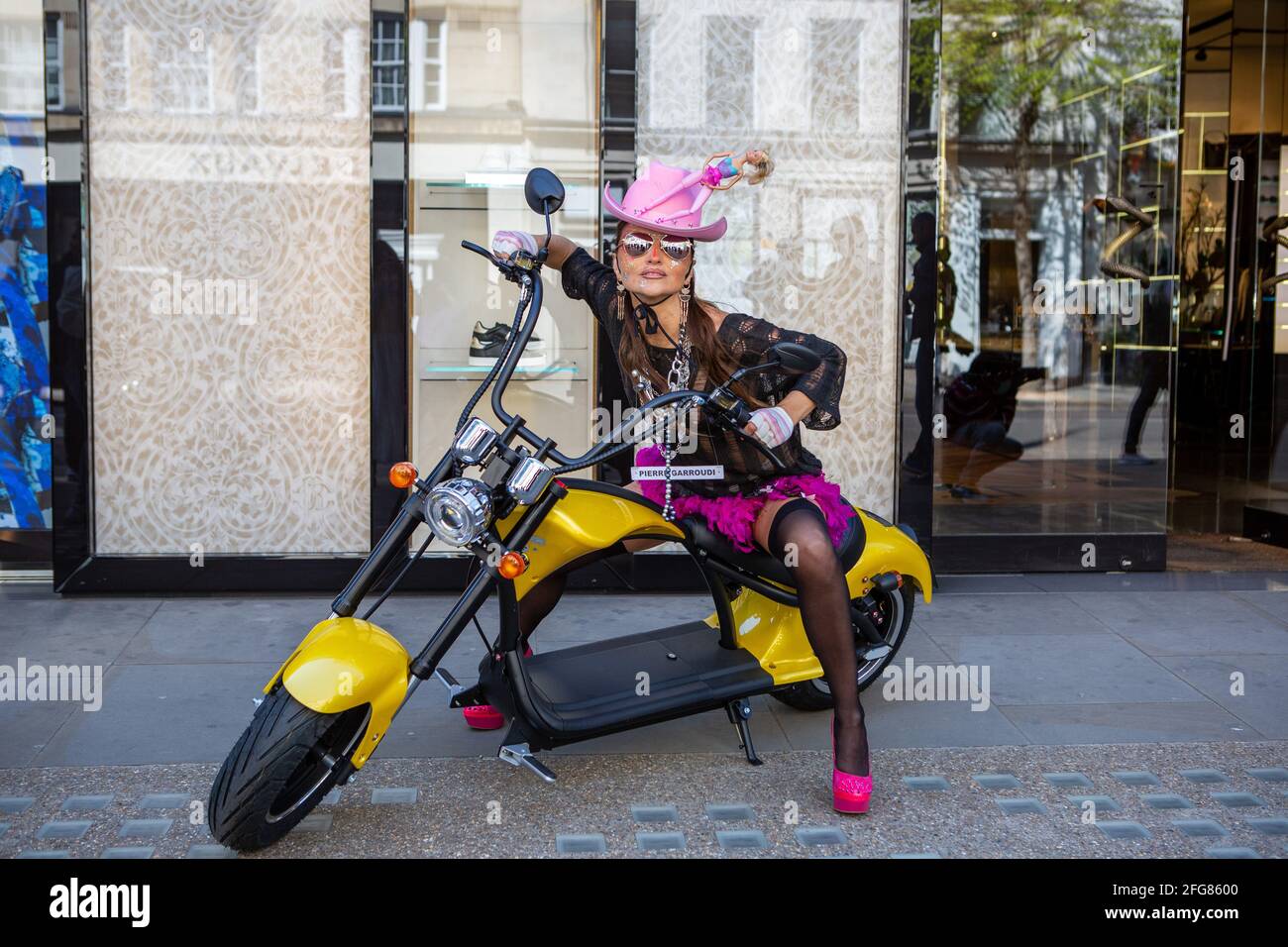 Londra, Regno Unito. 24 Apr 2021. Un modello si siede su una bici Sterling Eco durante la sfilata di moda di Pierre Garroudi in flash mob a Knightsbridge, Londra. (Foto di Pietro Recchia/SOPA Images/Sipa USA) Credit: Sipa USA/Alamy Live News Foto Stock