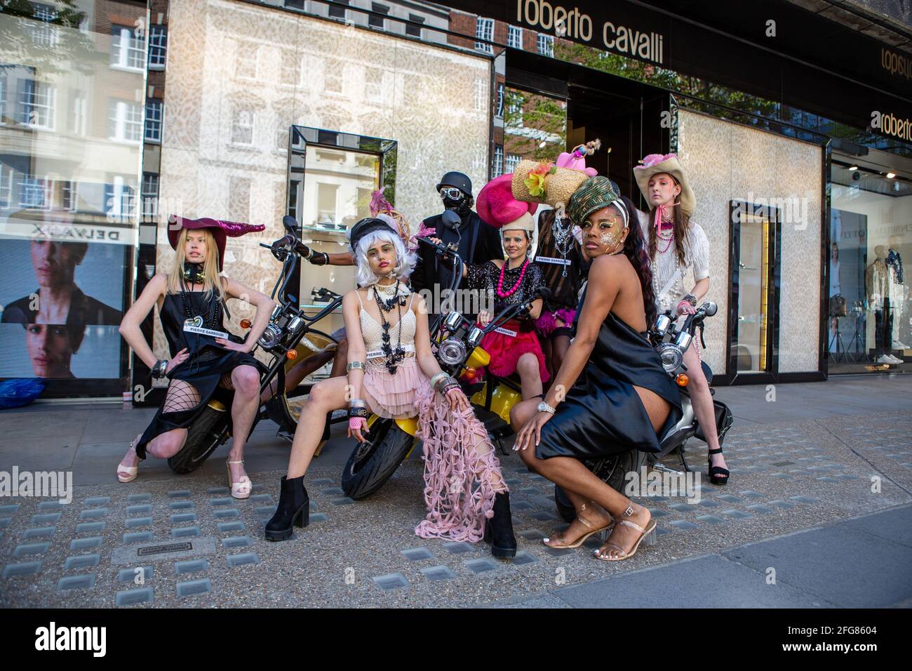 Londra, Regno Unito. 24 Apr 2021. I modelli presentano la colorata collezione Pierre Garroudi in una delle sfilate di moda in flash mob di Knightsbridge, Londra. (Foto di Pietro Recchia/SOPA Images/Sipa USA) Credit: Sipa USA/Alamy Live News Foto Stock