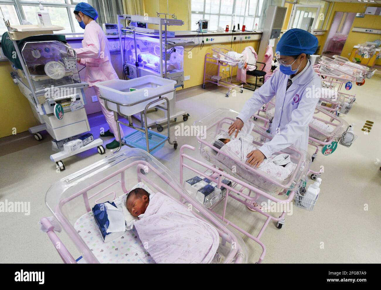 Fuyang, Cina. 25 Apr 2021. Un neonato viene visto essere curato nel reparto del centro di cura neonatale dell'ospedale. I risultati del settimo censimento nazionale cinese saranno presto pubblicati, e alcune istituzioni prevedono che il tasso di natalità sarà inferiore al tasso di mortalità per la prima volta. (Foto di Sheldon Cooper/SOPA Images/Sipa USA) Credit: Sipa USA/Alamy Live News Foto Stock