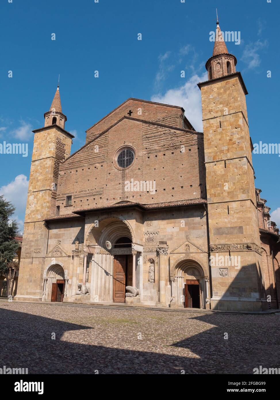 Cattedrale di San Donnino a Fidenza, Parma in tipico stile romanico - Italia. Foto Stock