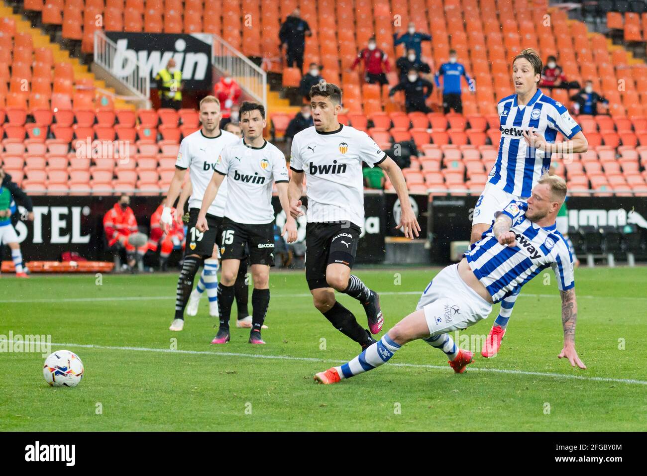 Valencia, Spagna. 24 Apr 2021. Uros Racic, Hugo Guillamon, Gabriel Paulista di Valencia CF e Tomas Pina Isla, John Guidetti di Deportivo Alaves sono visti in azione durante la partita di calcio spagnola la Liga tra Valencia e Deportivo Alaves allo stadio Mestalla.(Punteggio finale; Valencia CF 1:1 Deportivo Alaves) Credit: SOPA Images Limited/Alamy Live News Foto Stock