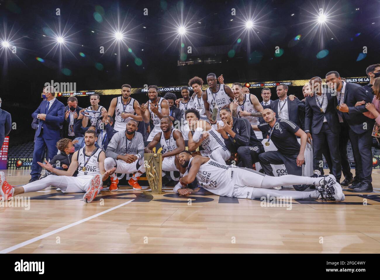 L'ASVEL Lyon-Villeurbanne, di proprietà di Tony Parker, celebra la vittoria della Coppa di Francia di pallacanestro allo stadio AccorHotels Arena il 24 aprile 2021 a Parigi, Francia. Foto di Loic Baratoux/ABACAPRESS.COM Foto Stock