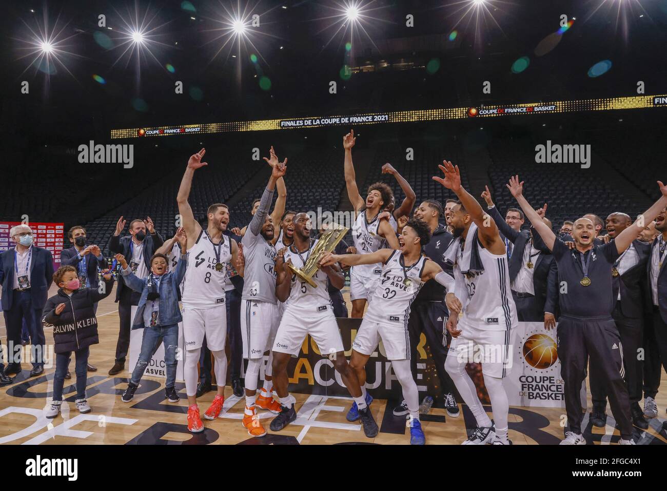 L'ASVEL Lyon-Villeurbanne, di proprietà di Tony Parker, celebra la vittoria della Coppa di Francia di pallacanestro allo stadio AccorHotels Arena il 24 aprile 2021 a Parigi, Francia. Foto di Loic Baratoux/ABACAPRESS.COM Foto Stock
