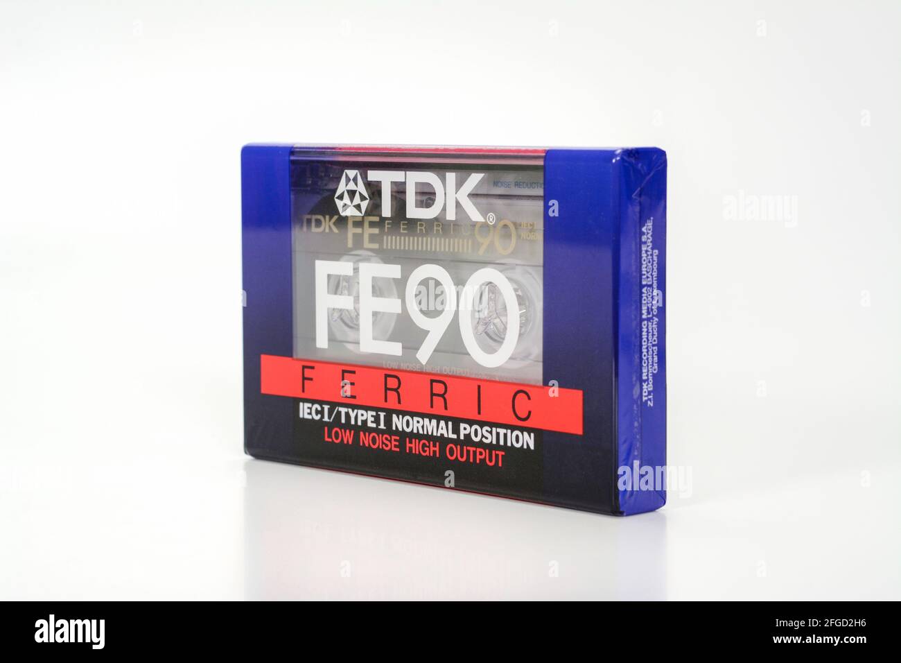 PRAGA, REPUBBLICA CECA - 29 NOVEMBRE 2018: Audiocassetta compatta TDK FE 90 ferric. Cassetta audio su sfondo bianco, vista a destra. Formato analogico f Foto Stock