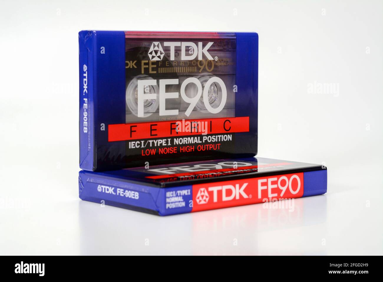 PRAGA, REPUBBLICA CECA - 29 NOVEMBRE 2018: Audiocassetta compatta TDK FE 90 ferric. Audiocassetta su sfondo bianco, frontale, cassette Rwo. Analo Foto Stock