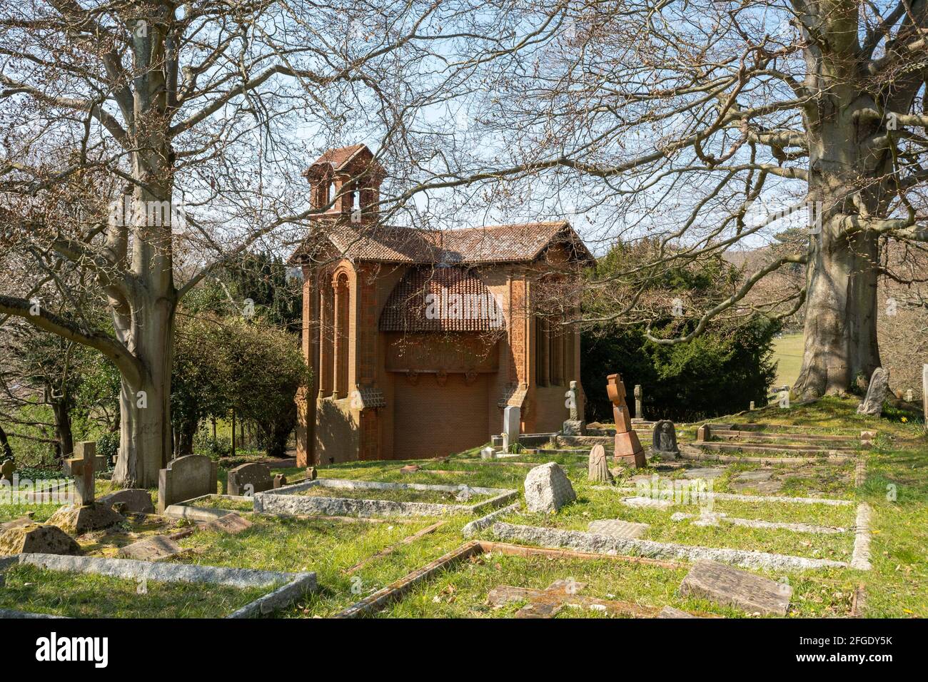 Watts Cemetery Chapel nel villaggio di Compton, Surrey, Inghilterra, Regno Unito, un edificio di grado i in stile artistico e artigianale Foto Stock