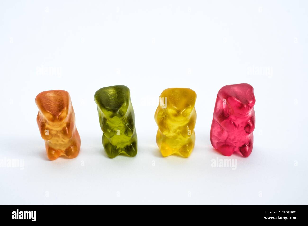 Collezione di orsacchiotti di gelatina colorati su sfondo bianco Foto Stock