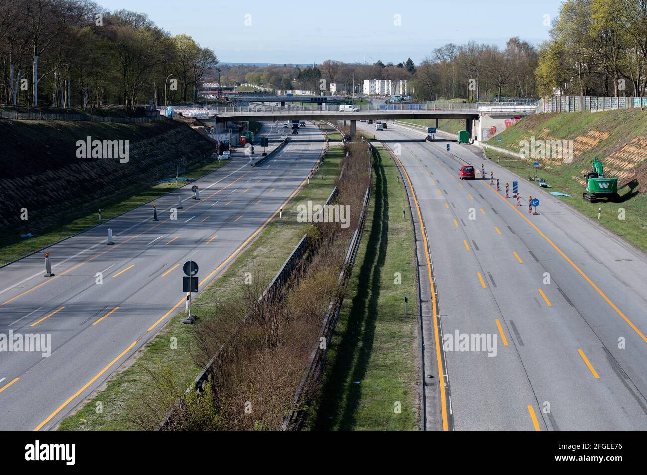 Amburgo, Germania. 25 Apr 2021. Solo pochi veicoli guidano sulla strada statale 7. Credit: Daniel Reinhardt/dpa/Alamy Live News Foto Stock