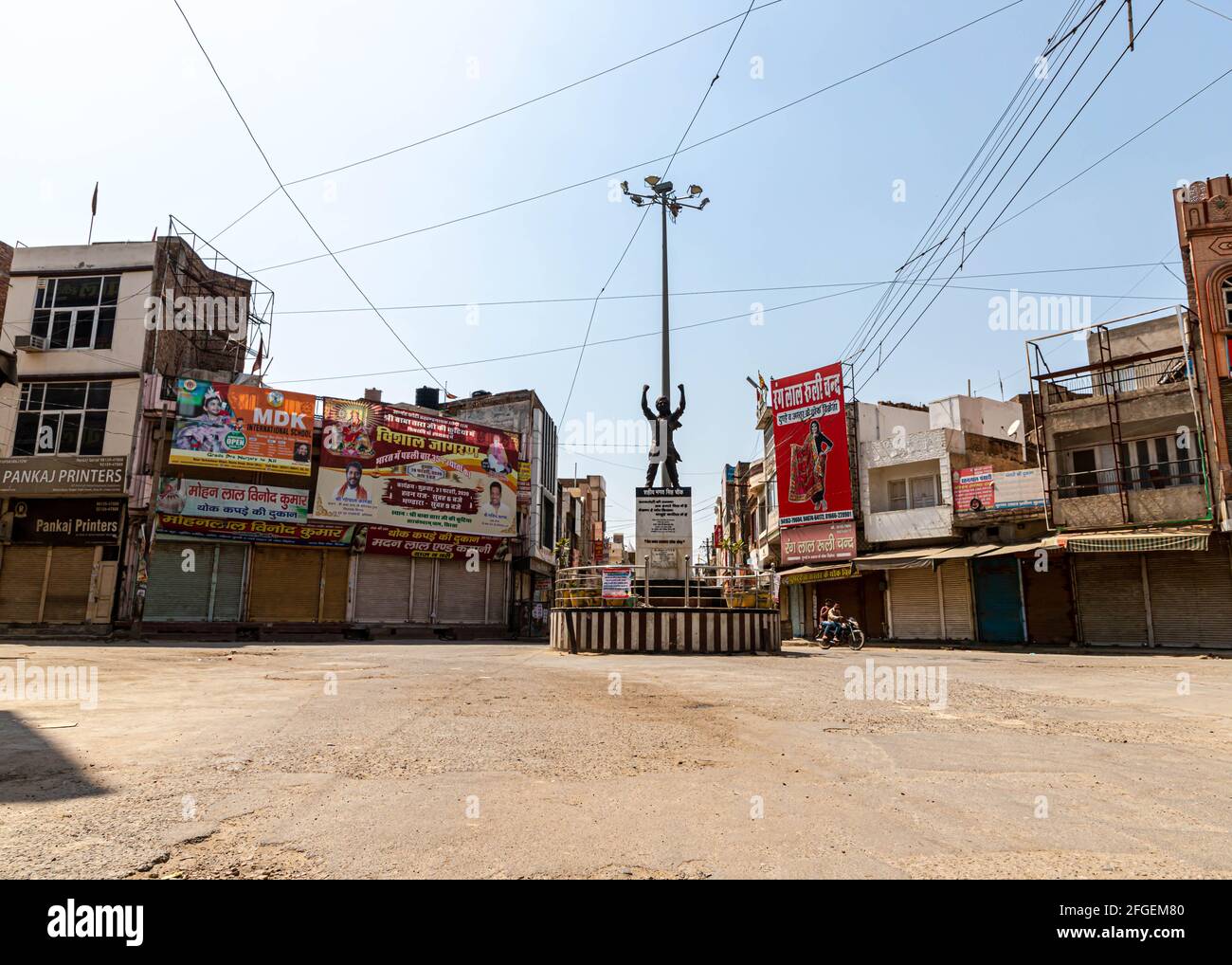 Strade vuote e negozi chiusi in india durante il blocco per combattere la diffusione del virus della corona COVID 19. Foto Stock