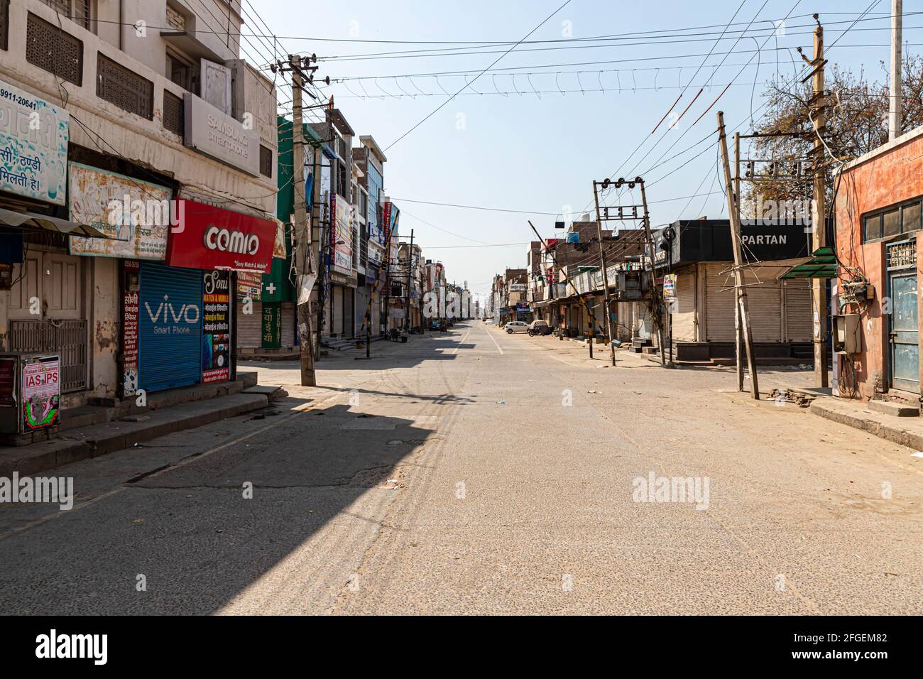 Strade vuote e negozi chiusi in india durante il blocco per combattere la diffusione del virus della corona COVID 19. Foto Stock