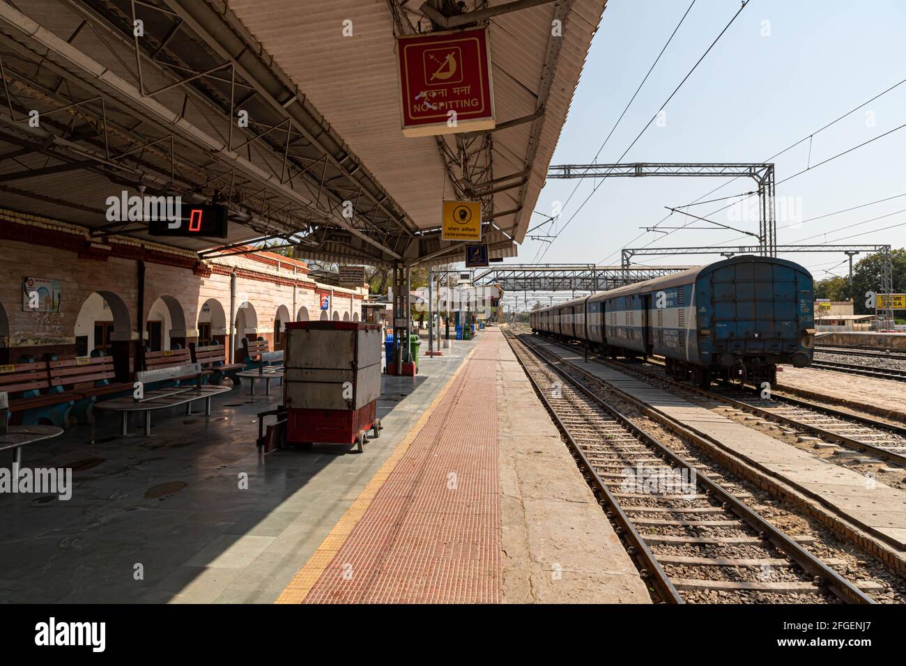 la piattaforma ferroviaria è vuota durante il blocco in india per combattere la diffusione del virus corona. Foto Stock