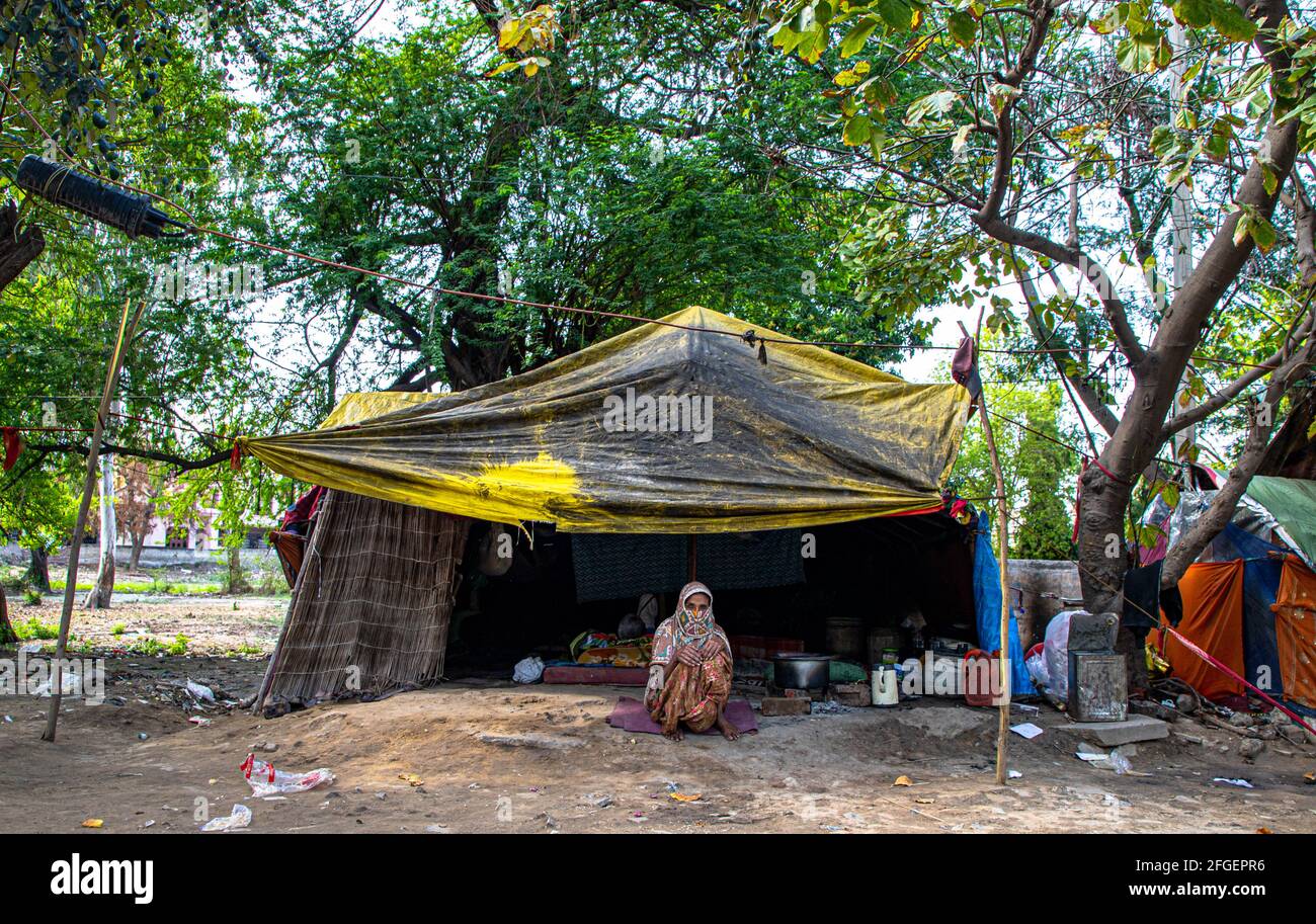 ritratto di una donna indiana che implora a delhi durante lock down.poverty è un problema importante in india. Foto Stock