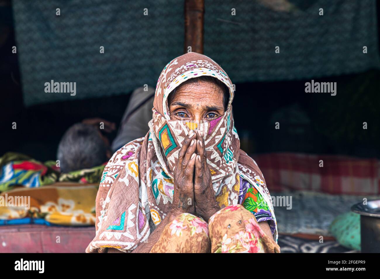 ritratto di una donna indiana che implora a delhi durante lock down.poverty è un problema importante in india. Foto Stock