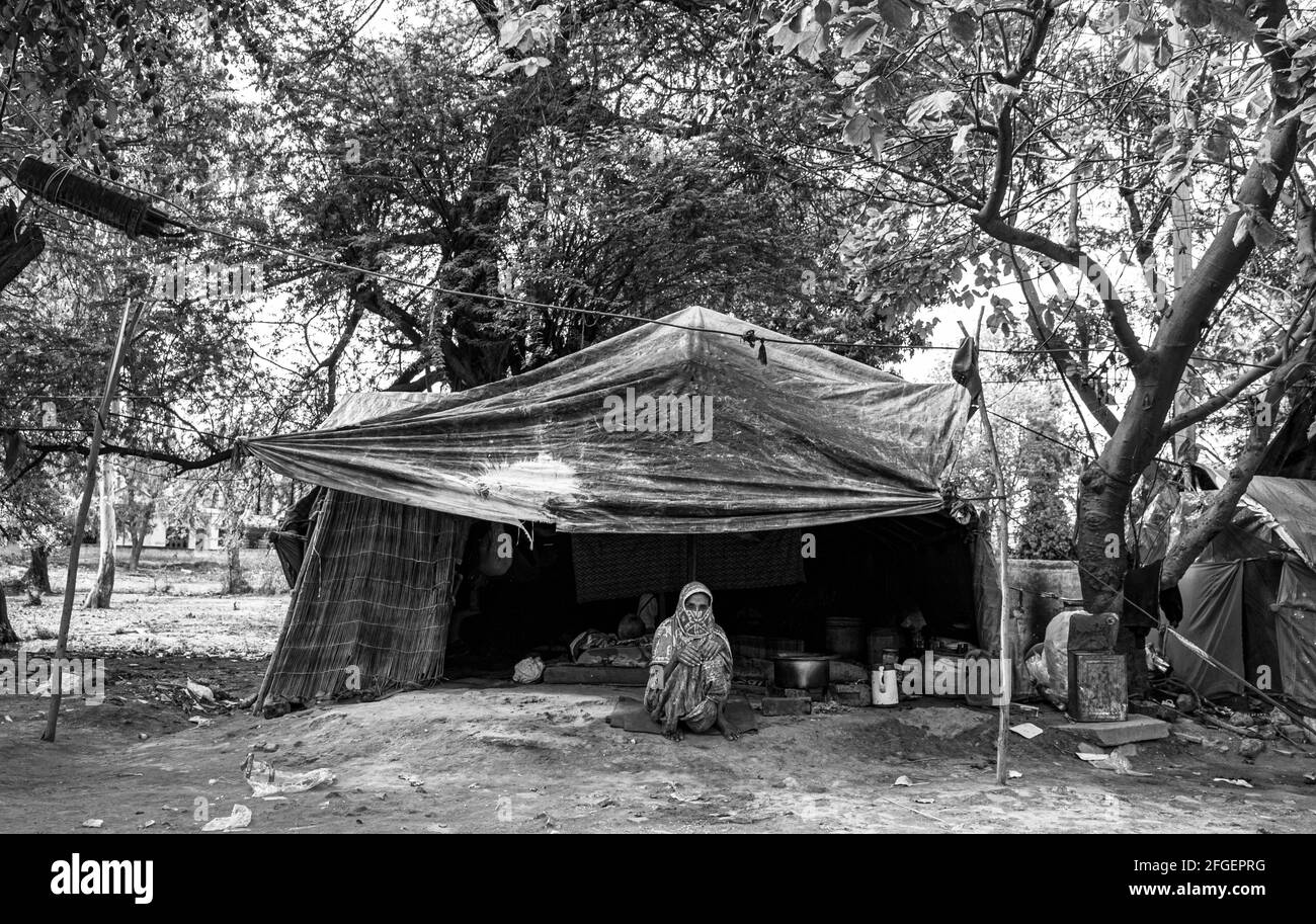 ritratto bianco e nero di una donna indiana che mendica a delhi durante lock down.poverty è un problema importante in india. Foto Stock