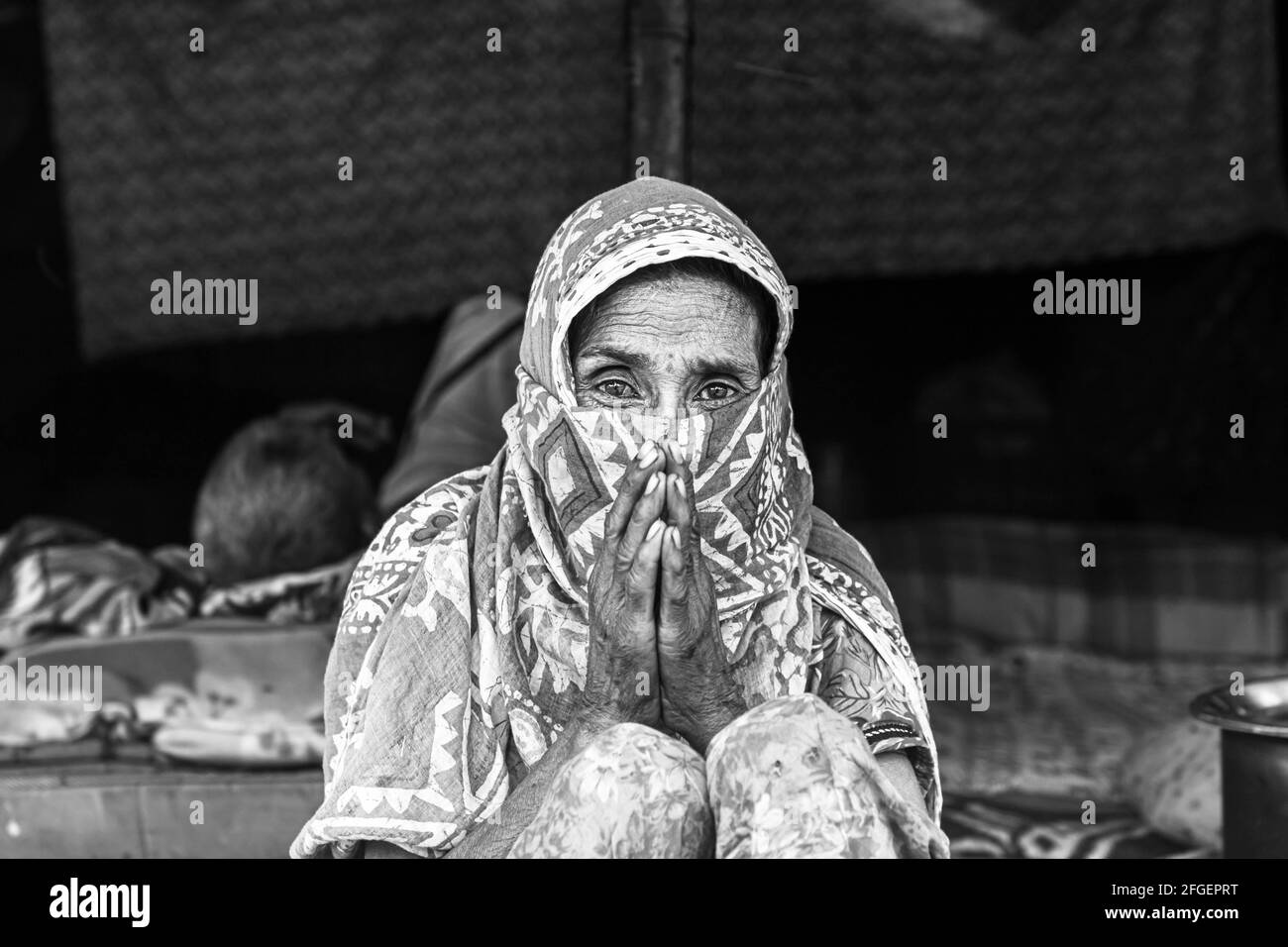 ritratto bianco e nero di una donna indiana che mendica a delhi durante lock down.poverty è un problema importante in india. Foto Stock