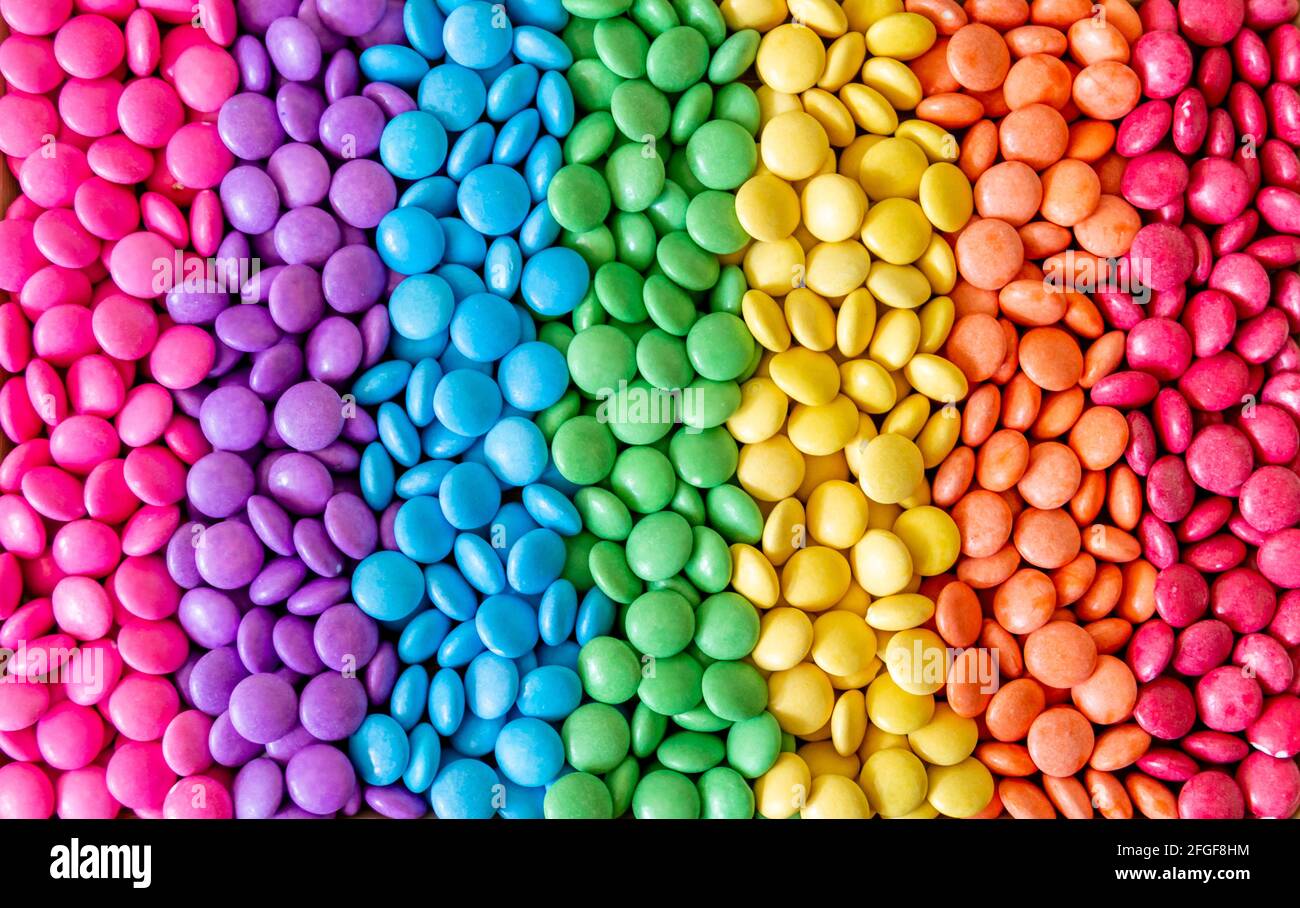 Vivace arcobaleno dolce fatto di caramelle tonde multicolore Foto Stock
