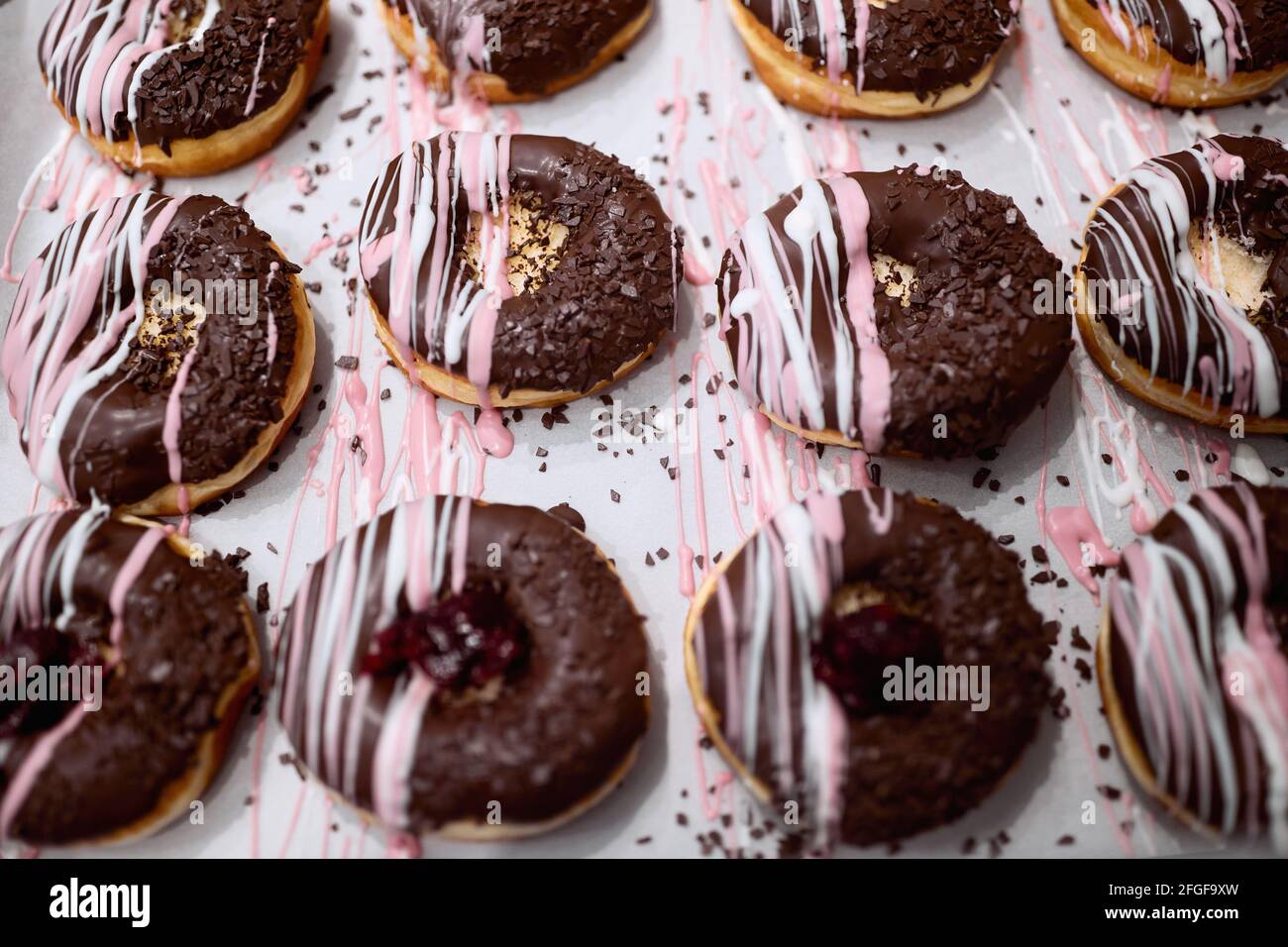 Primo piano di dolci e deliziose ciambelle dall'aspetto irresistibile pronte per il trasporto alla pasticceria. Pasticceria, dessert, dolce Foto Stock