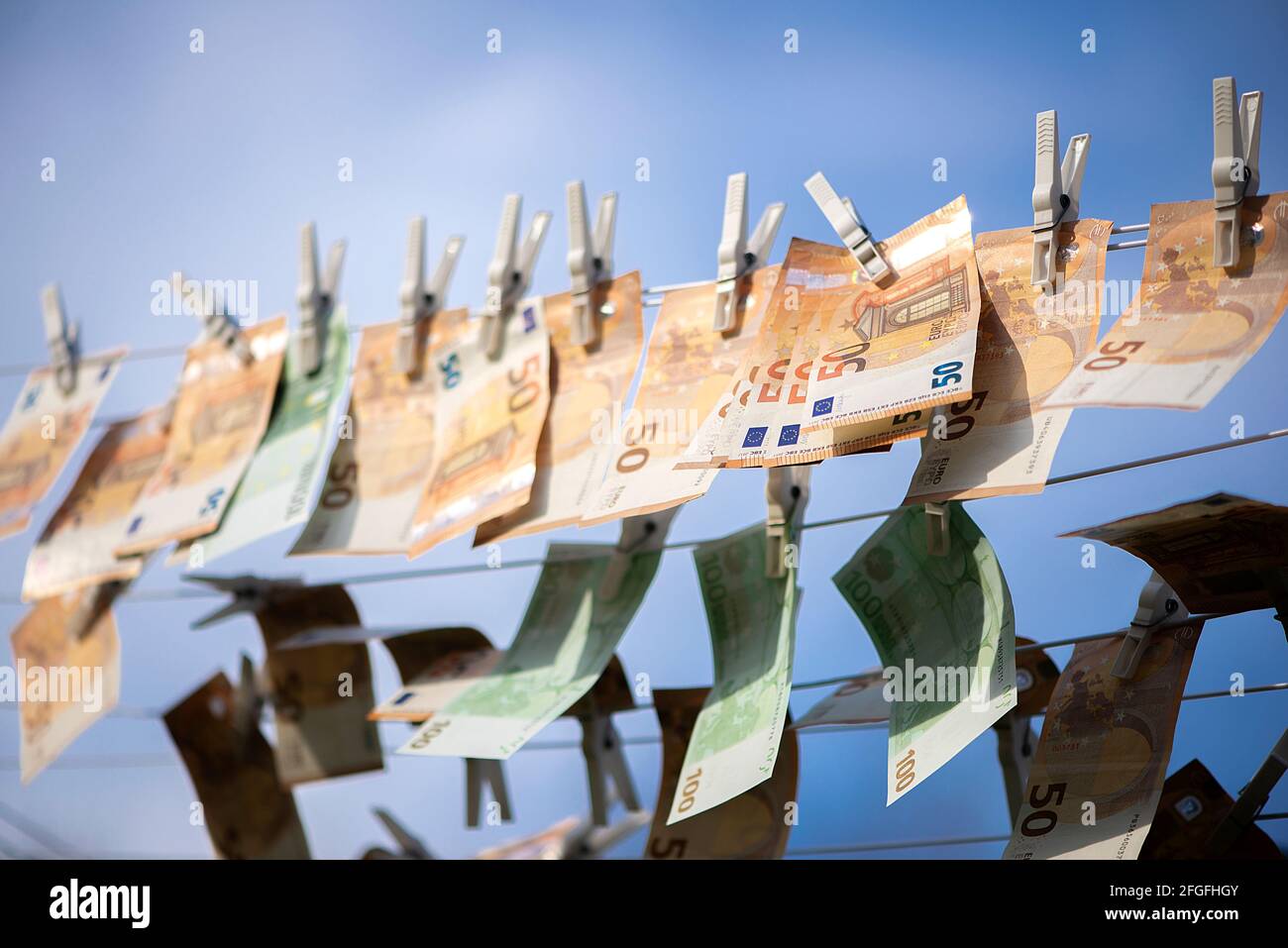 banconote da 100 e 50 euro essiccate. Bollette di carta europea lavate. Asciugando euro su un string.Money riciclando.denaro sporco Foto Stock