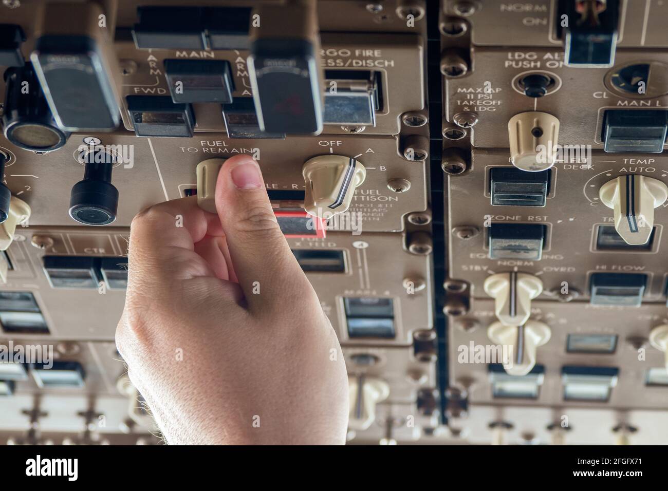 Scarico del carburante da parte del liner a causa di circostanze impreviste - preparativi per ritorno immediato all'aeroporto (atterraggio di emergenza/prioritario) Foto Stock