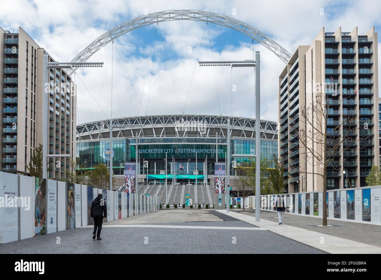 Wembley Park, Londra, Regno Unito. 25 Apr 2021. Olympic Way ha riaperto la festa per ospitare 8,000 spettatori al Wembley Stadium questo pomeriggio per la finale della Carabao Cup. Oggi partita, Manchester City vs Tottenham Hostpur, sarà la folla più grande per partecipare a un evento sportivo in un importante stadio britannico per più di 12 mesi Credit: amanda Rose/Alamy Live News Foto Stock