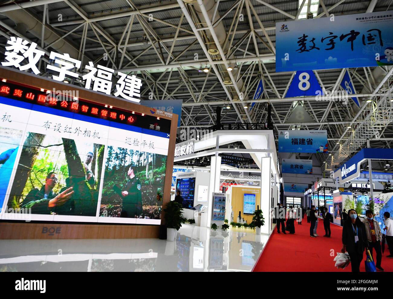 FUZHOU, 25 aprile 2021 Foto scattata il 25 aprile 2021 mostra la mostra Digital Achievements durante il quarto Digital China Summit a Fuzhou, nella provincia di Fujian, nella Cina sudorientale. Domenica a Fuzhou è stato inaugurato il quarto Digital China Summit, che ha mostrato progressi nel settore dell’informazione e innovazioni nella trasformazione digitale. Il vertice si propone di fornire una piattaforma per gli scambi di tecnologia digitale e di cooperazione industriale. Credit: Xinhua/Alamy Live News Foto Stock