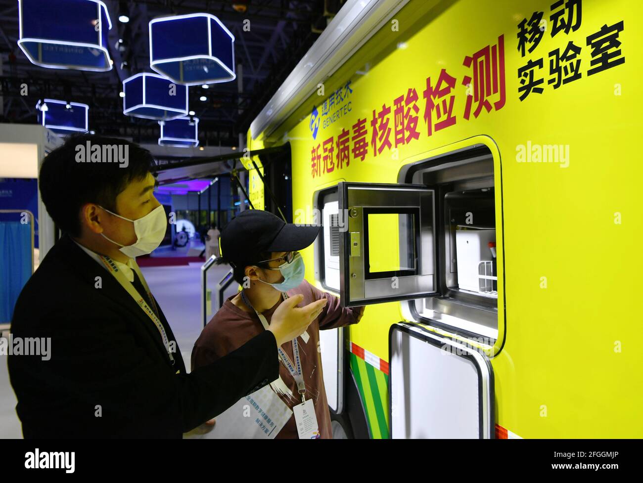 FUZHOU, 25 aprile 2021 UN'azienda high-tech espone un laboratorio mobile per il test degli acidi nucleici COVID-19 alla mostra Digital Achievements durante il quarto Digital China Summit a Fuzhou, nella provincia di Fujian, nella Cina sudorientale, il 25 aprile 2021. Domenica a Fuzhou è stato inaugurato il quarto Digital China Summit, che ha mostrato progressi nel settore dell’informazione e innovazioni nella trasformazione digitale. Credit: Xinhua/Alamy Live News Foto Stock