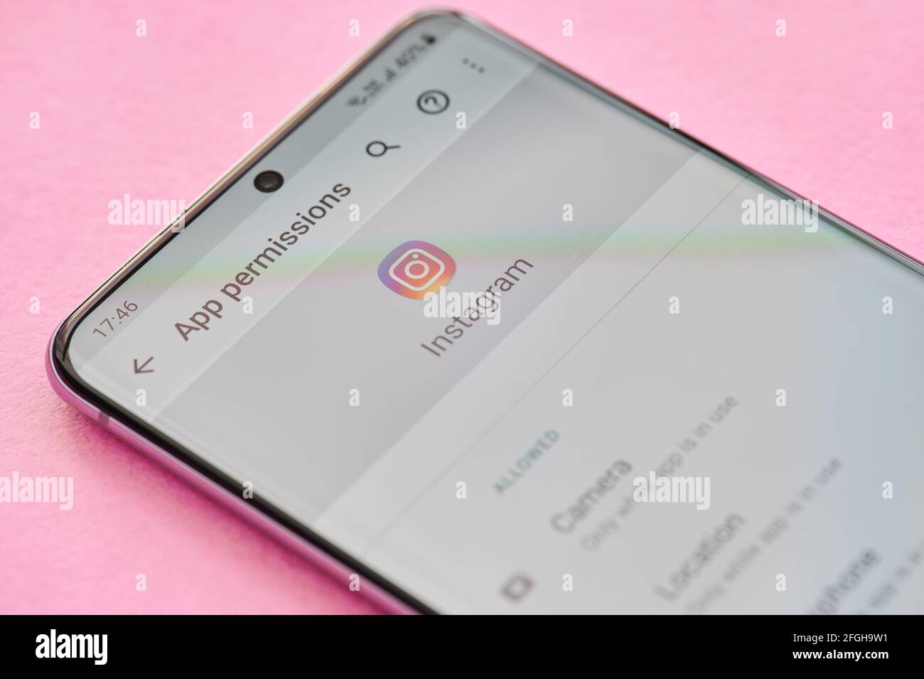 New york, USA - 23 aprile 2021: Modifica delle impostazioni delle autorizzazioni dell'applicazione instagram nella vista ravvicinata della macro dello schermo dello smartphone Foto Stock