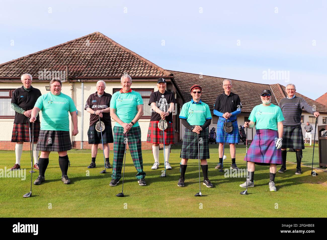 Troon, Regno Unito. 25 Apr 2021. I membri del Kilmarnock (Barassie) Golf Club, Troon, Regno Unito hanno partecipato all'evento di beneficenza Virtual Kiltwalk giocando un round sponsorizzato di golf sul campo Barassie Links Championship nella speranza di raccogliere fondi per le associazioni di beneficenza contro il cancro prostatico e intestinale. La carità di Kiltwalk, sponsorizzata dalla Tom Hunter Foundation attrae migliaia di partecipanti ogni anno raccogliendo denaro per le loro associazioni benefiche scelte. Questo gruppo di golfers hanno un obiettivo di £3000 e sperano di superare quello da generose donazioni credito: Findlay / Alamy Live News Foto Stock