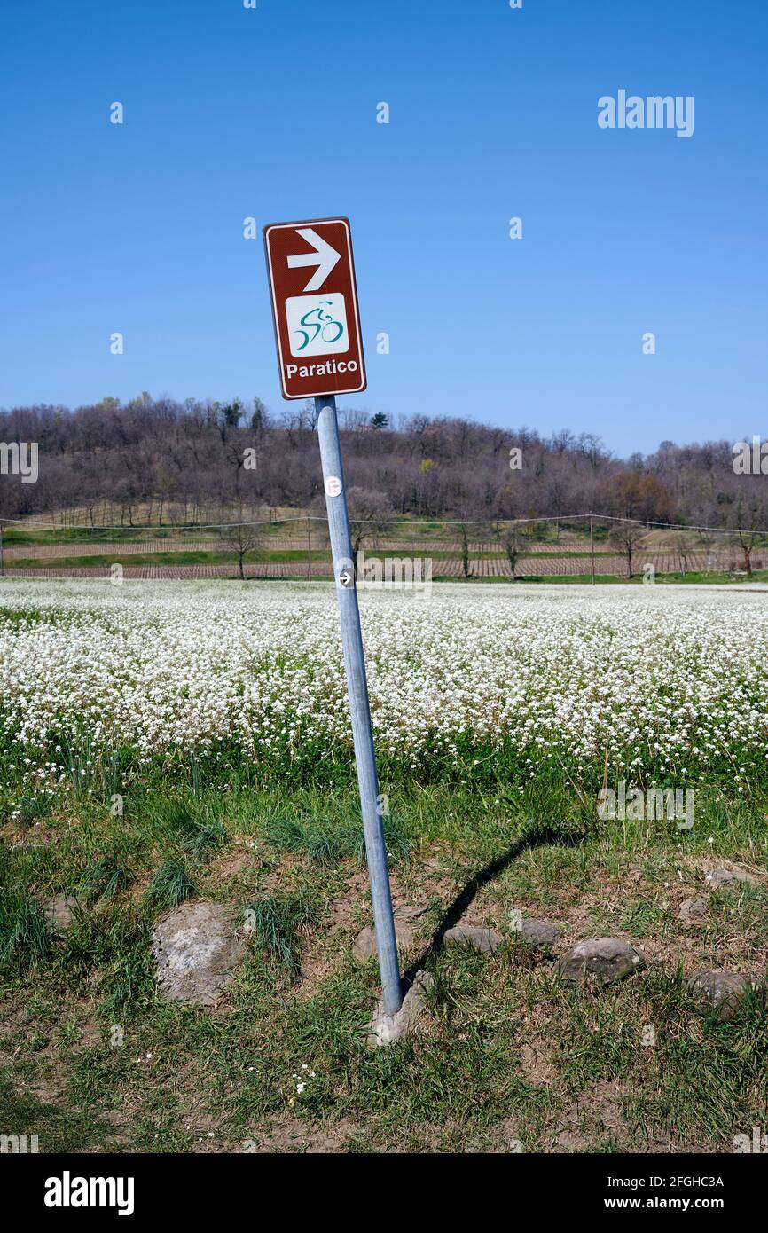 Monterotondo (Bs) , Franciacorta,Italia,un segno della pista ciclabile Foto  stock - Alamy