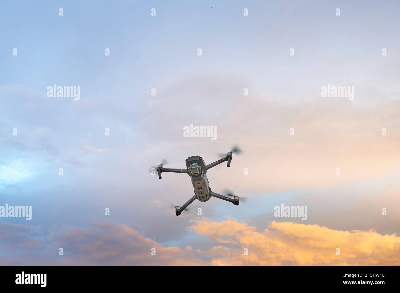 Drone Mavic 2 in volo Foto Stock