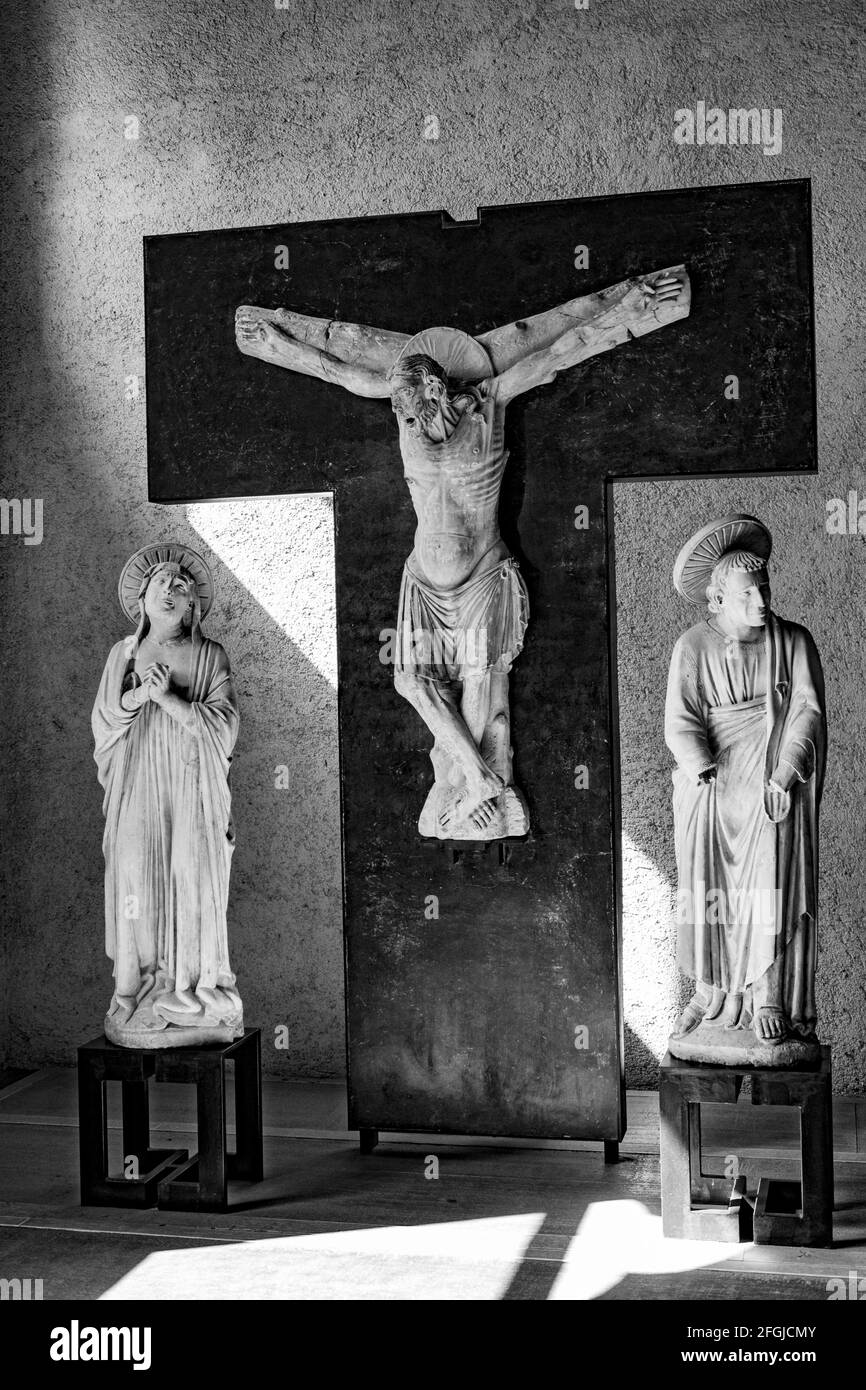 Un colpo in scala di grigi della statua della crocifissione di Gesù Foto Stock