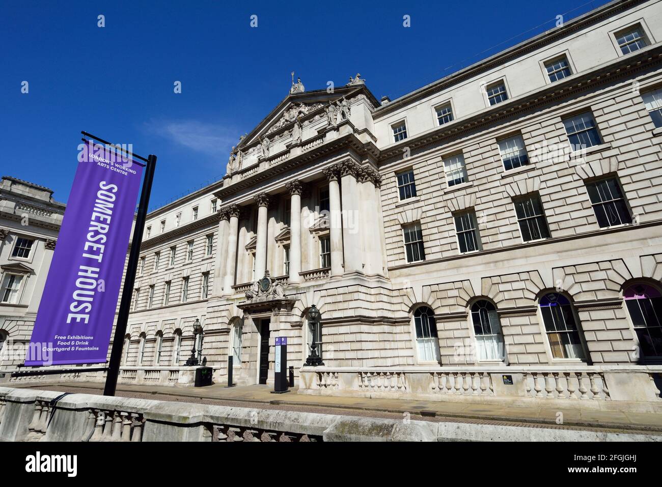 Somerset House, New Wing, Strand, Lancaster Place e Waterloo Bridge, Londra, Regno Unito Foto Stock
