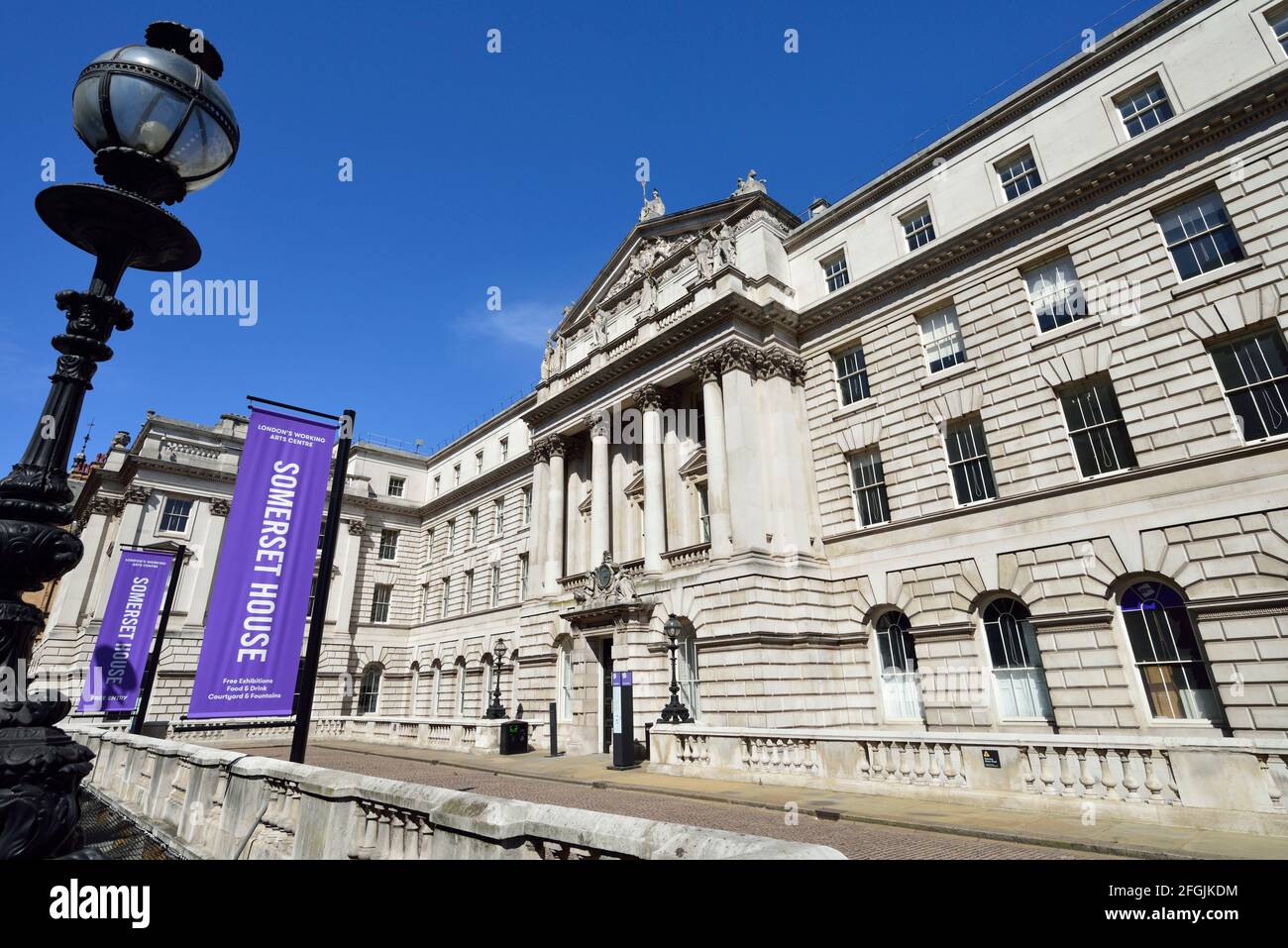 Somerset House, New Wing, Strand, Lancaster Place e Waterloo Bridge, Londra, Regno Unito Foto Stock
